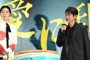 チェーンソーを前に「トラウマですよ」と恐れる小泉孝太郎（右）。