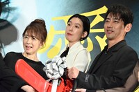 左から風吹ジュン、江口のりこ、小泉孝太郎。