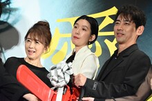 左から風吹ジュン、江口のりこ、小泉孝太郎。