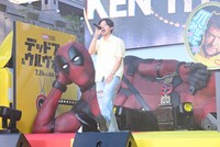 ラップパフォーマンスを披露するKEN THE 390（中央）。