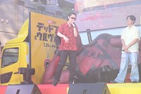 ラップパフォーマンスを披露する呂布カルマ（中央）。