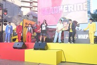 Zeebra、呂布カルマ、KEN THE 390、DOTAMA、#KTちゃんによるサイファーの様子。