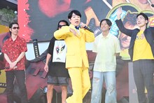 ダンディ坂野（中央）