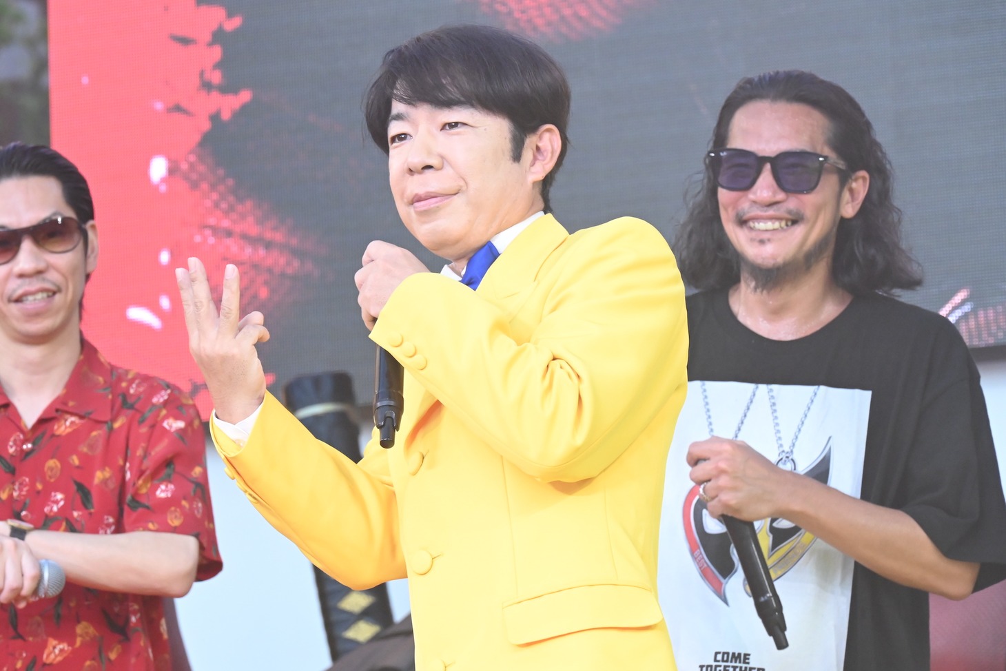 「デップ!!」を繰り出すダンディ坂野。