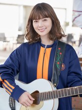 柊冬花役の白石麻衣。