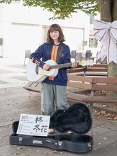 柊冬花役の白石麻衣。
