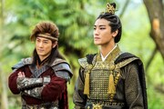 中国ドラマ「凌雲志～愛と正義に生きた英雄～」より、左からレイモンド・ラム（林峯）演じる磐石、赤西仁演じる楊岩。