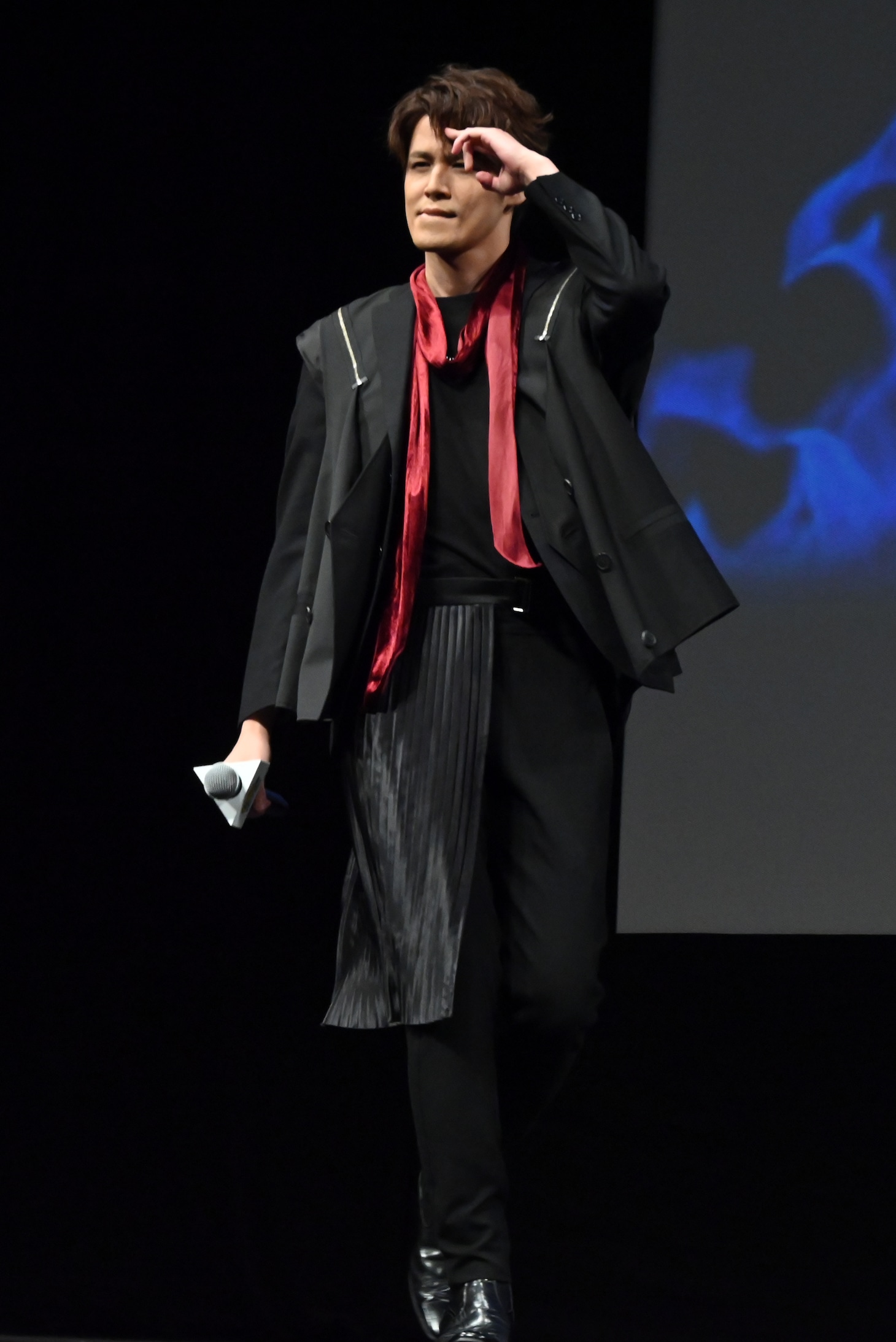 ポーズを取って入場する宮野真守。