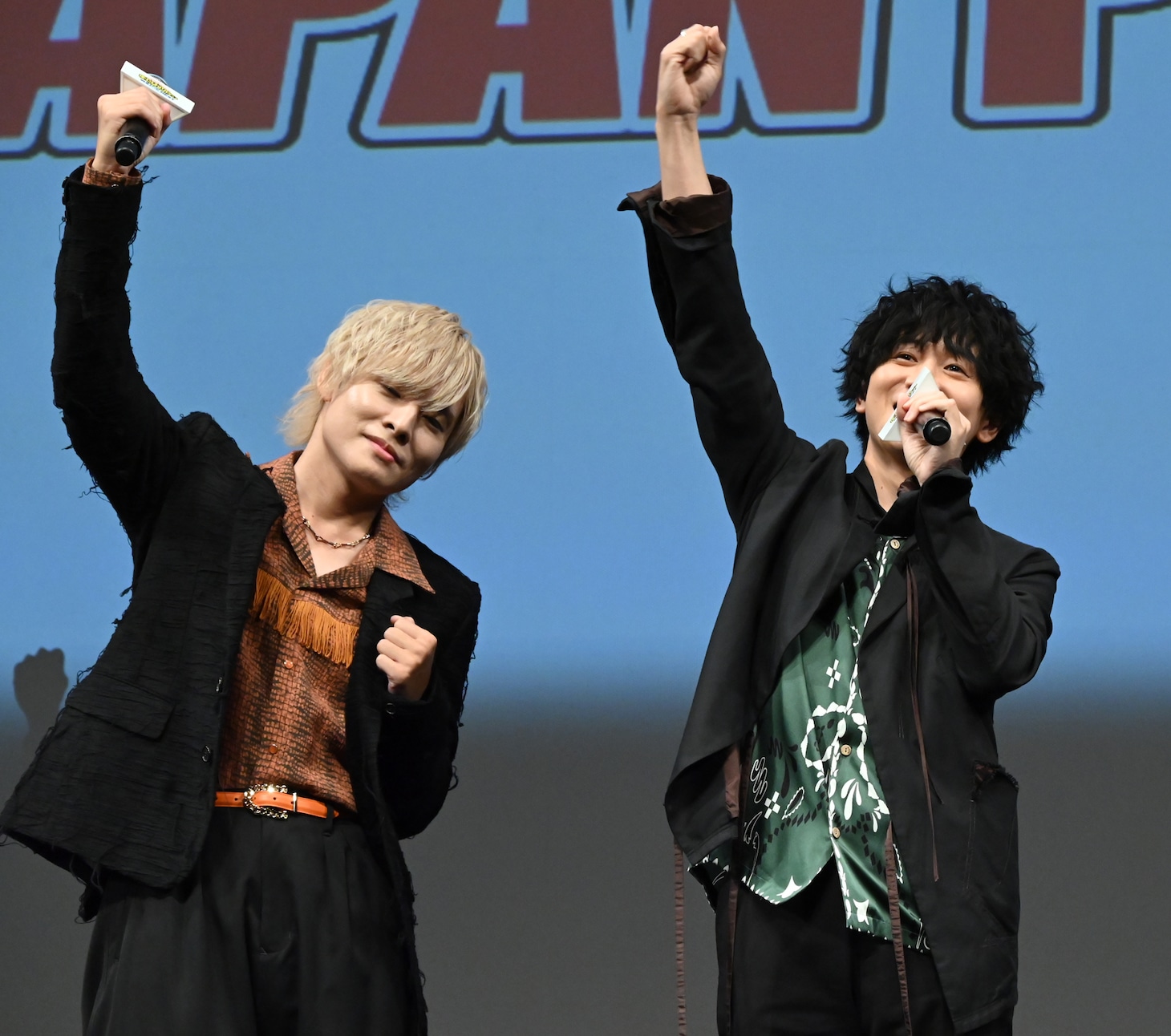 ポーズを取る岡本信彦（左）、山下大輝（右）。