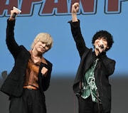 ポーズを取る岡本信彦(左)、山下大輝(右)。