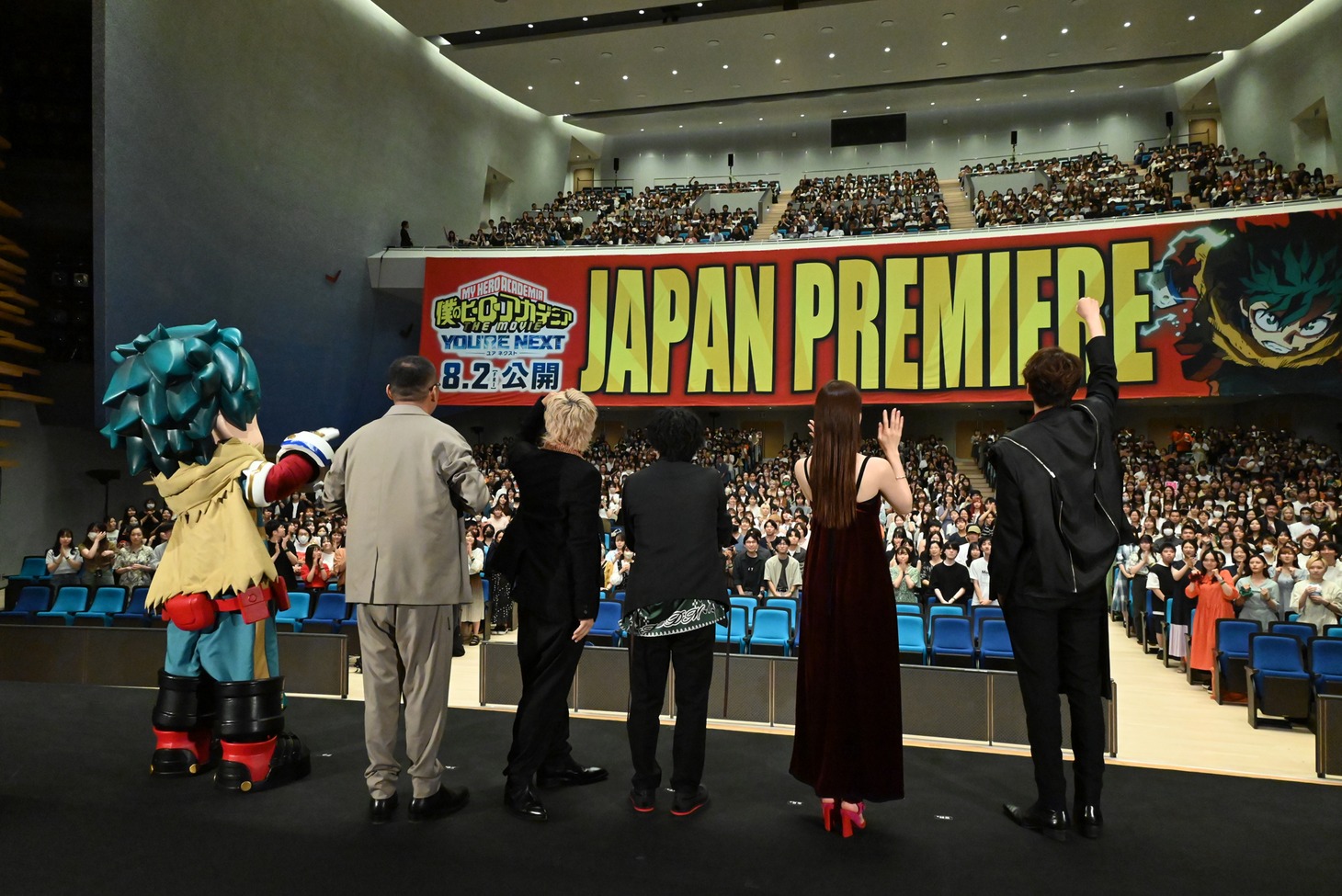 観客と掛け声の練習をするキャスト陣。