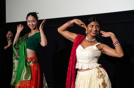 ボリウッドダンスを披露するプリヤ・カンサラ（右）。