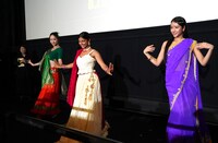 ボリウッドダンスを披露した登壇陣。