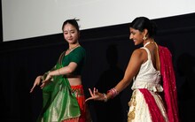 天翔愛（左）にボリウッドダンスを指南するプリヤ・カンサラ（右）。