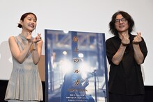 指ハートをするアイナ・ジ・エンド（左）と岩井俊二（右）。