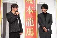 左からGACKT、赤楚衛二。