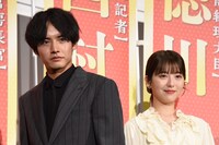 左から赤楚衛二、浜辺美波。