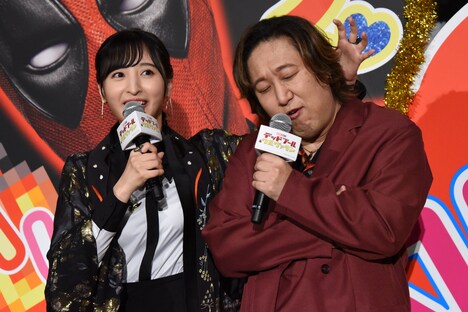 佐倉綾音(左)から“精神攻撃”を食らう加瀬康之(右)。