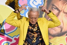 ウルヴァリンのヘアスタイルをまねる山路和弘。