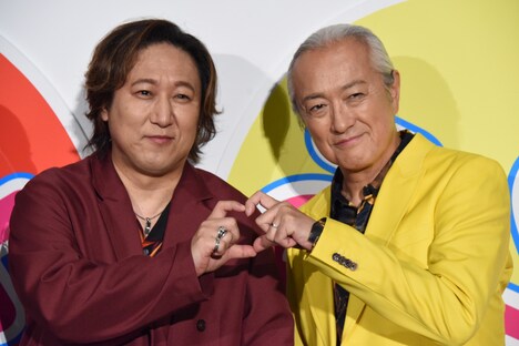 ハートマークを作る加瀬康之(左)と山路和弘(右)。