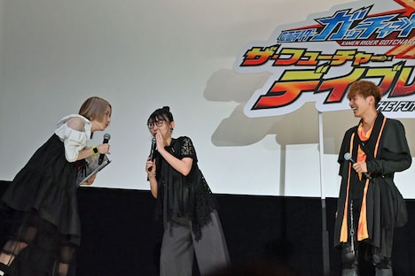 ブンドリオ・ブンデラスの筋肉について、司会者（宮島咲良 / 左）とヒソヒソ話をするハシヤスメ・アツコ（中央）。