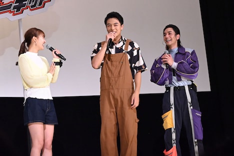 ヒューマンビートボックスを披露し、共演者たちから称賛される齋藤璃佑（中央）。