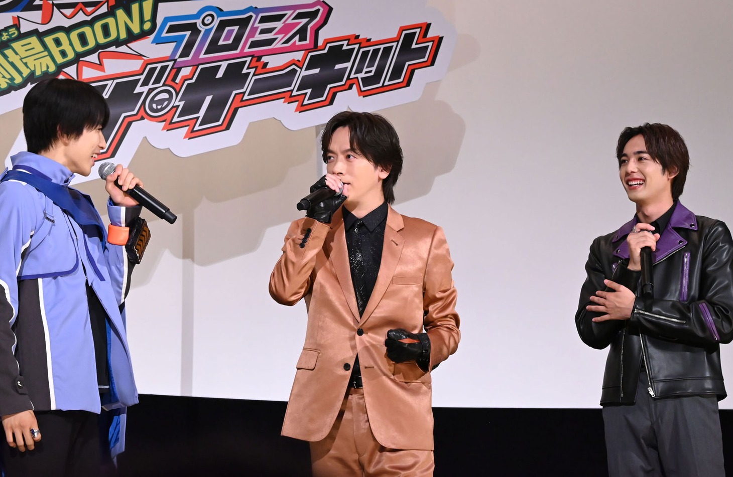 「選択肢は2つだけ……米か、パンか」とセリフをアレンジし、両隣からツッコまれるDAIGO（中央）。