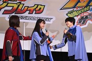 感極まる松本麗世（中央）を支える共演者たち。