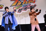 本島純政（左）とDAIGO（右）の“W宝太郎”による同時変身の様子。