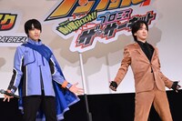 本島純政（左）とDAIGO（右）の“W宝太郎”による同時変身の様子。