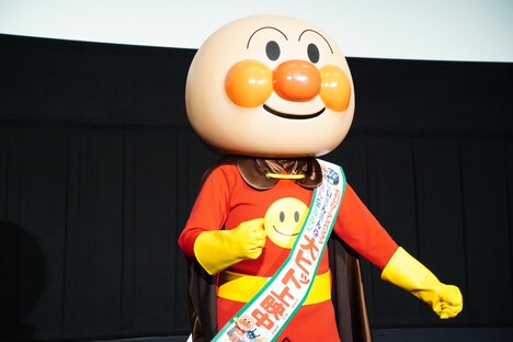 「みんなに会えてうれしいです」と挨拶するアンパンマン。