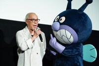 中尾隆聖（左）に「俺、俺」とジェスチャーを送るばいきんまん（右）。