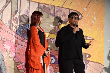 アイナ・ジ・エンド(左)と中村健治(右)。