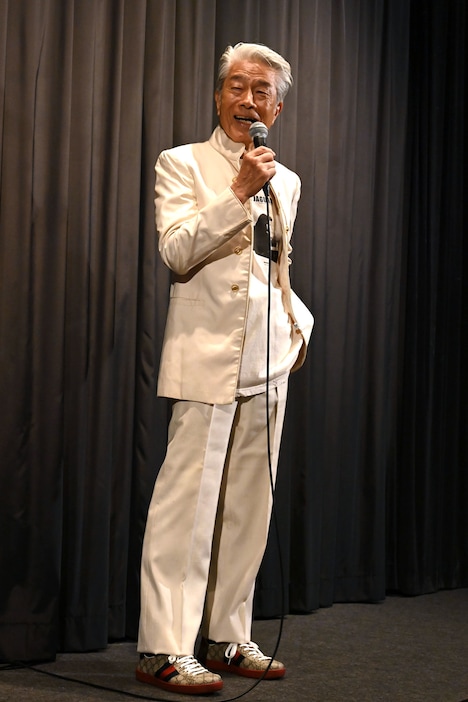 映画の50周年にちなみ、50年前に作られた服をまとって登壇した倉田保昭。