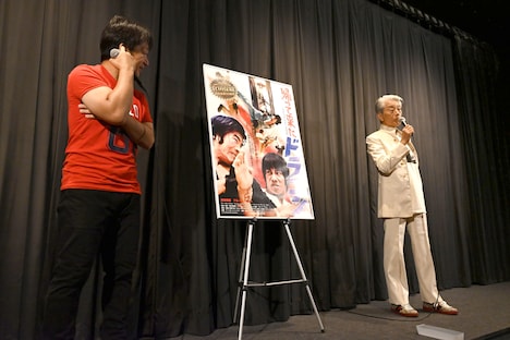 倉田保昭（右）に「手の届かない存在になった」と言われ、苦笑する谷垣健治（左）。