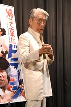 ファイティングポーズを決める倉田保昭。