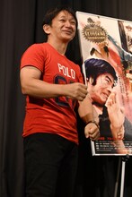 ファイティングポーズを決める谷垣健治。