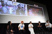 実写とアニメーションの比較映像を観る登壇者たち。