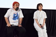 左から山下敦弘、久野遥子。