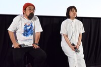 左から山下敦弘、久野遥子。
