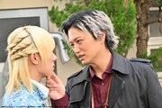 「仮面ライダーガッチャード ザ・フューチャー・デイブレイク」より、井上正大演じる門矢士 / 仮面ライダーディケイド（右）。