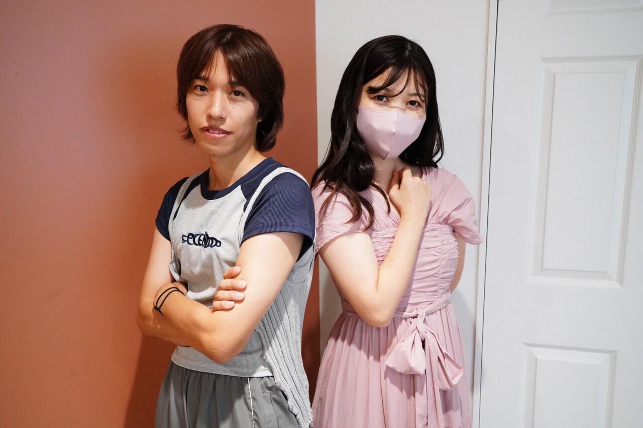 左から綿貫大介、明日菜子。ポーズは、「ビリオン×スクール」の芹沢と加賀美をイメージしたもの。