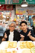 ソウルでグルメを堪能する堤幸彦（左）と柳楽優弥（右）。