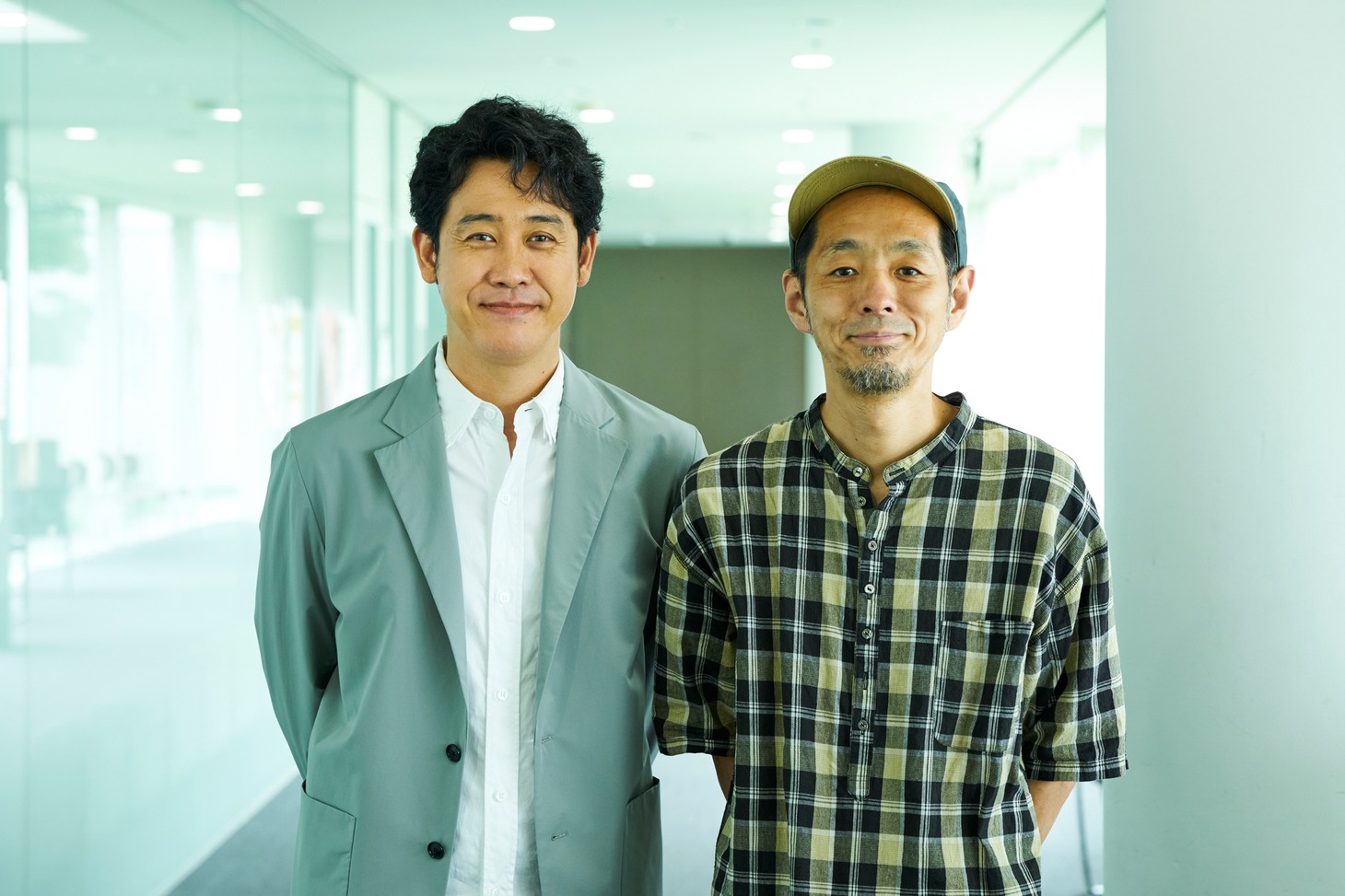 ドラマ「終りに見た街」で主演を務める大泉洋（左）と脚本を手がけた宮藤官九郎（右）。