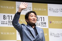 配信用のカメラに向かって、ぶんぶんと手を振る池田鉄洋。