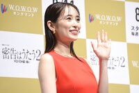 配信用のカメラに手を振る泉里香。