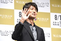 配信用のカメラに手を振る仲村トオル。