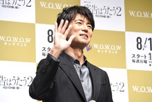 配信用のカメラに手を振る仲村トオル。