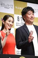 作品タイトルの「密告はうたう2」にちなんで、ピースをする泉里香（左）と内片輝（右）。