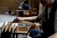 輪島うるし箸を製作する様子。